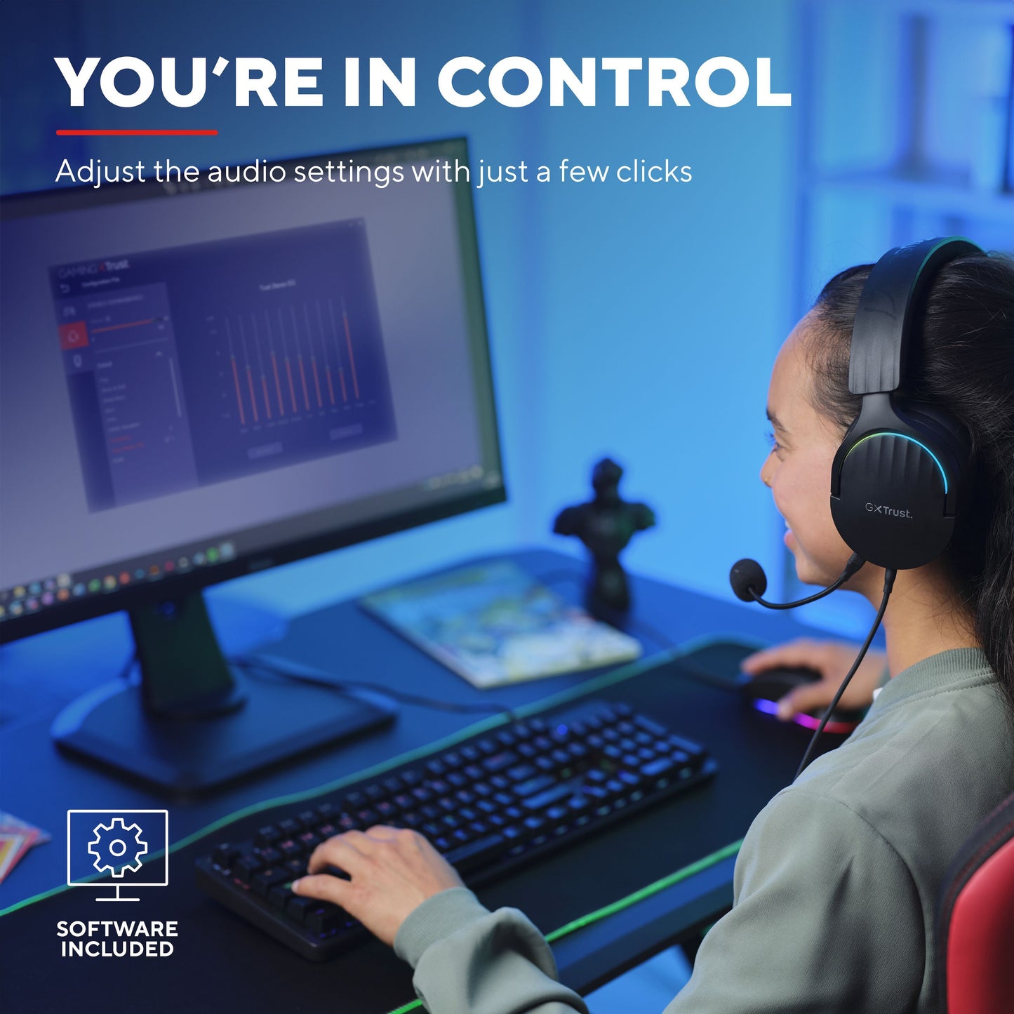Trust GXT 490 Fayzo 7.1 gaming-headset sort, person justerer surround sound indstillinger ved pc, tekst: SOFTWARE INKLUDERET.