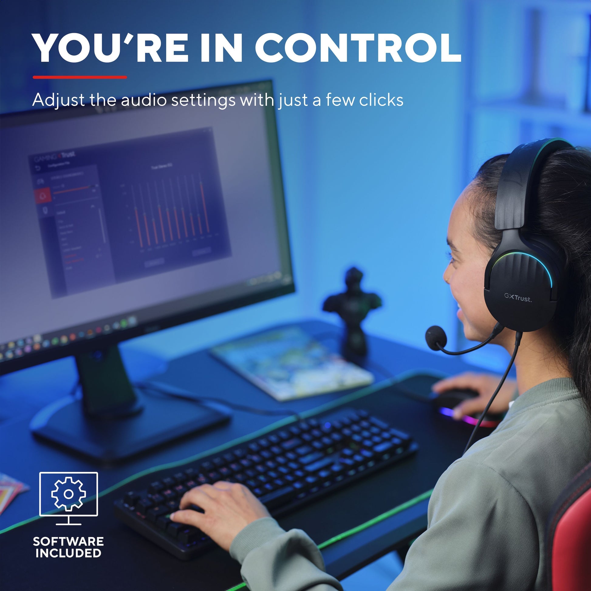 Trust GXT 490 Fayzo 7.1 gaming-headset sort, person justerer surround sound indstillinger ved pc, tekst: SOFTWARE INKLUDERET.