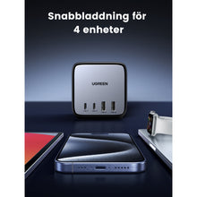 Ugreen DigiNest Cube Multilader 65W med fire porte ved tablet, smartphone og smartwatch, tekst: Snabbladdning for 4 enheder.