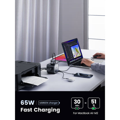 UGREEN DigiNest Cube Multilader 65W oplader laptop, printer og mus, tekst: UGREEN 65W hurtigopladning af MacBook Air M2 51 på 30 min.