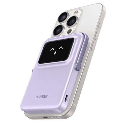 Ugreen Uno Magsafe Powerbank 5000mAh i lavendel med lille skærm med hvidt smil, monteret på hvid smartphone.