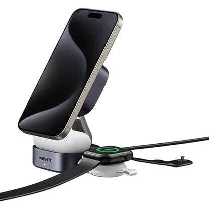 Ugreen Qi 2 3-i-1 oplader holder smartphone oprejst, lader smartwatch fladt og har plads til ørepropper ved basen.