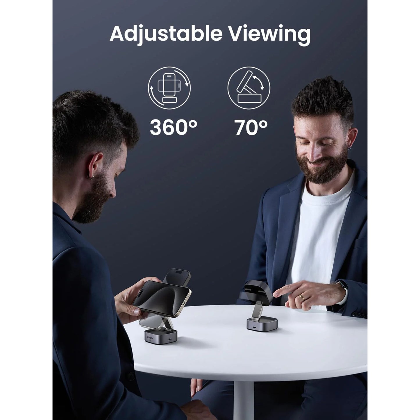 Ugreen Qi 2 3-i-1 oplader sort med 360° rotation og 70° tilt, trådløs opladning til iPhone, vises brugt på kontor.
