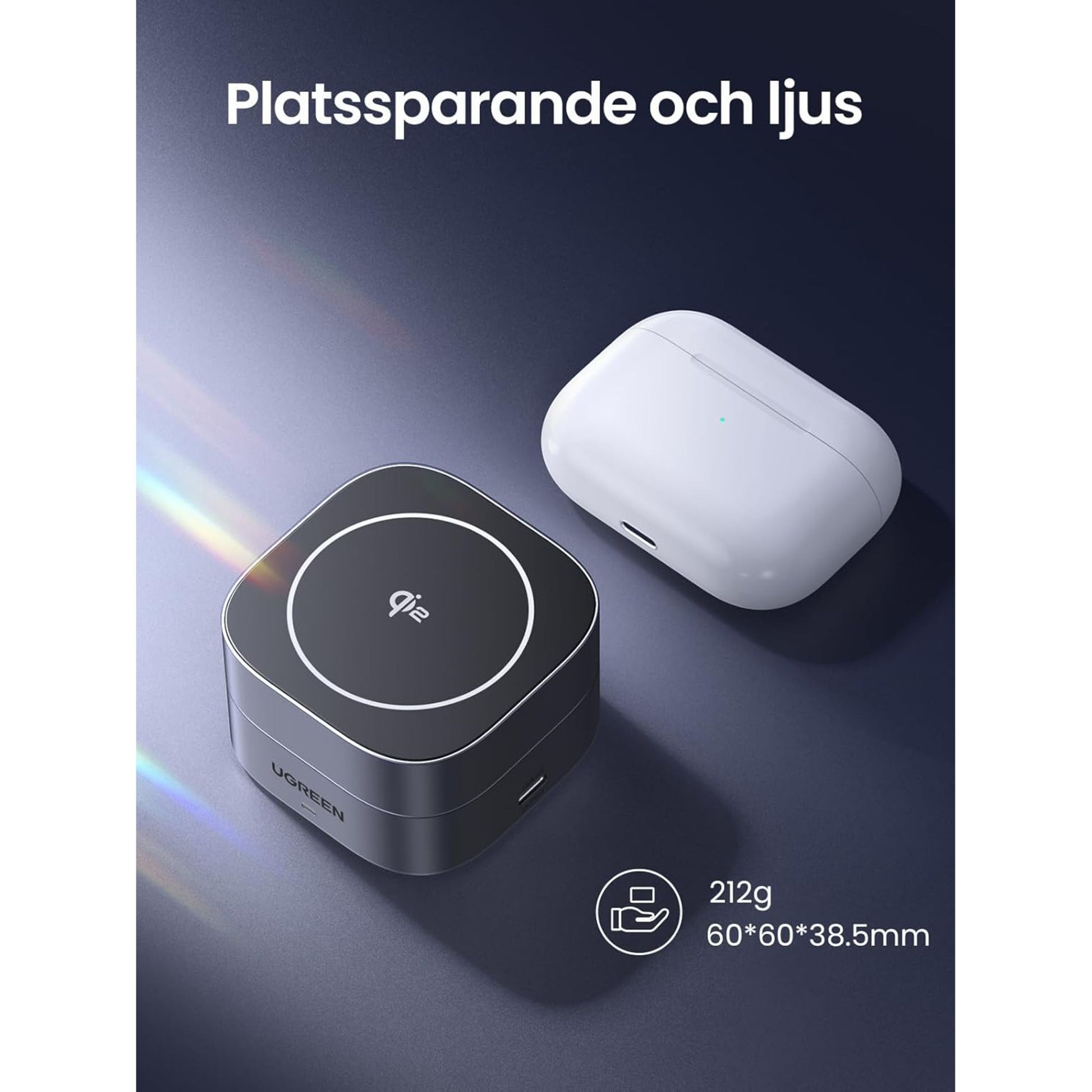 Qi 2 3-i-1 oplader sort ved siden af hvid oval earbud case, svensk tekst "Platssparande och ljus" og specs vises.
