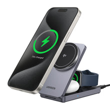 Smartphone, smartwatch og trådløse ørepropper oplades på 3-i-1 opladningsstander med QI2 15 W, telefon viser 75 batteri.