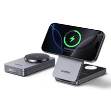 Ugreen 3-i-1 sølv opladningsstander QI2 15 W, én fladt foldet, én opret med telefon der viser opladning og 75 opladet.