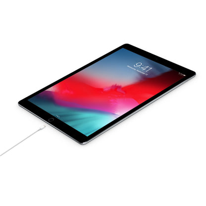 Sort tablet med skærm kl. 9:41, tilsluttet i venstre side til Apple USB-C til Lightning-kabel 1 m.