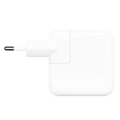Apple 30W USB-C strømadapter, kompakt firkantet design med integreret tobenet stik, oplader til MacBook Air.