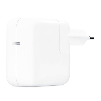 Apple 30W USB-C strømadapter, hvid, rektangulær, europæisk tobenet stik, lille rille på venstre side.