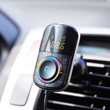 Linocell FM-sender med Bluetooth, hurtig opladning, digitalt display med tal og farvet kontrolknap, i bilens luftventil.