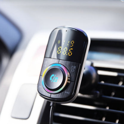 Linocell FM-sender med Bluetooth, hurtig opladning, digitalt display med tal og farvet kontrolknap, i bilens luftventil.