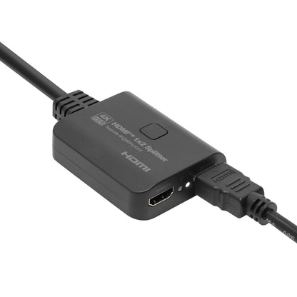 Luxorparts Aktiv HDMI-splitter 2-vejs sort, label "HDMI 1x2 Splitter", HDMI 2.0b input tilsluttet, én synlig udgangsport.