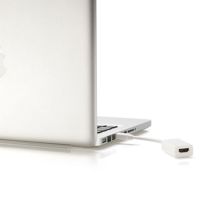 Sølvfarvet laptop med Mini DisplayPort til HDMI-adapter tilsluttet sideport.