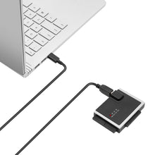 Plexgear Adapterkabel USB-C til USB-B CB230 med indikatorlys og flere porte tilsluttet laptop og ekstern harddisk.