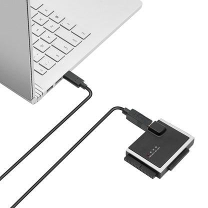 Plexgear CB231 adapter tilsluttet laptop via USB, indikatorlys, understøtter eksterne harddiske, bruges med USB-C til USB-B-kabel.