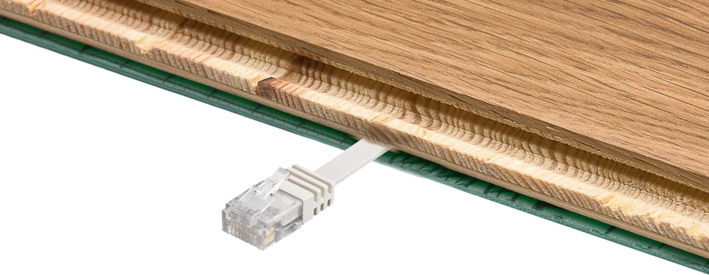 Deltaco Flad UTP-netværkskabel Cat. 6, hvid, 20 m med RJ45-stik under laminatgulv med udskåret rille.