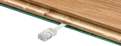 Deltaco Flad UTP-netværkskabel Cat. 6, hvid, 20 m med RJ45-stik under laminatgulv med udskåret rille.