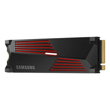 Samsung 990 PRO PCIe 4.0 NVMe M.2 SSD 4TB, sort med røde detaljer, køleflens og synligt guldfarvet stik til højre.