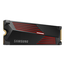 Samsung 990 PRO PCIe 4.0 NVMe M.2 SSD 4TB med køleflens vises vinklet.