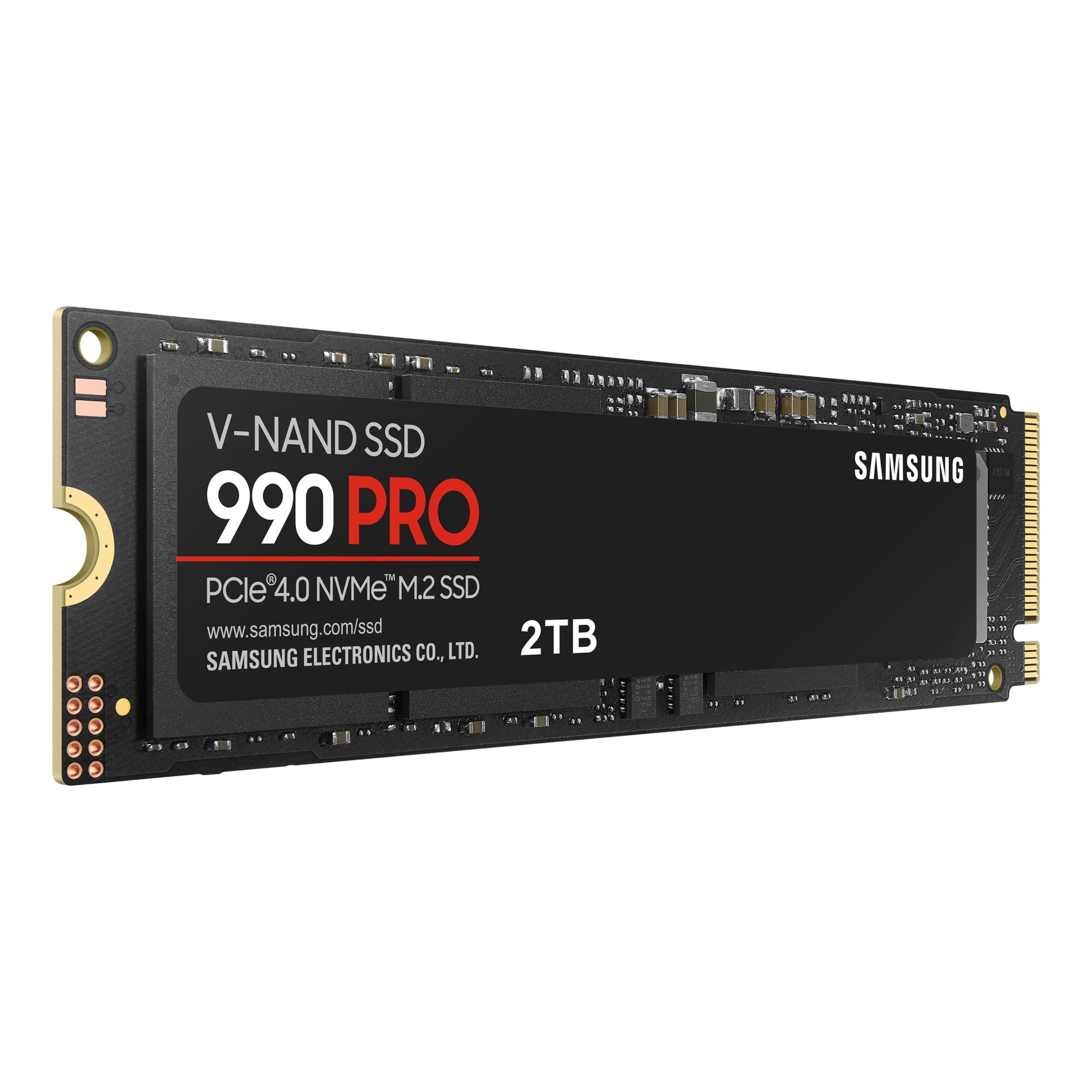 Samsung 990 PRO PCIe 4.0 NVMe M.2 SSD 2TB vist skråt med synlig produktlabel og elektroniske komponenter.