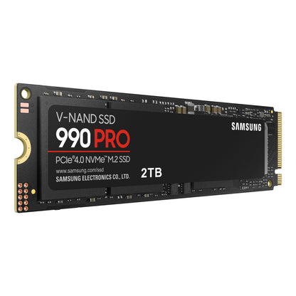 Samsung 990 PRO PCIe 4.0 NVMe M.2 SSD 2TB vist skråt med synlig produktlabel og elektroniske komponenter.