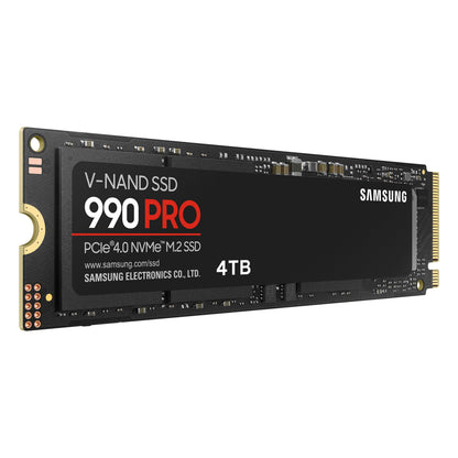 Samsung 990 PRO PCIe 4.0 NVMe M.2 SSD 4TB sort printplade og label vises fra vinkel.