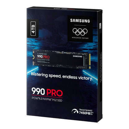 Samsung 990 PRO PCIe 4.0 NVMe M.2 SSD 4TB emballage med Samsung-logo, olympisk partnerlogo, op til 7450 MB/s læsehastighed.