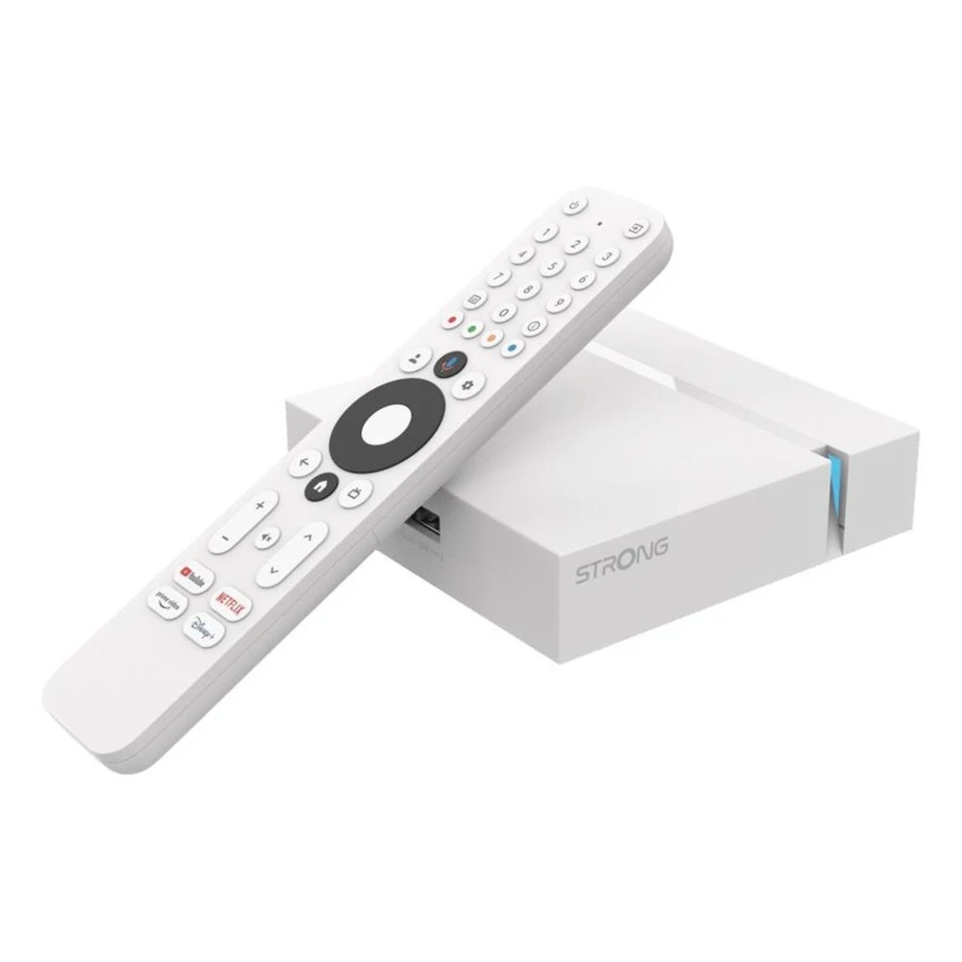 Hvid fjernbetjening ovenpå Strong LEAP-S3+V2 4K Google TV-boks streaming-enhed.