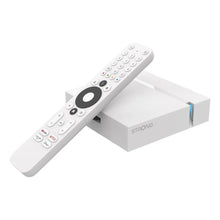Hvid fjernbetjening ovenpå Strong LEAP-S3+V2 4K Google TV-boks streaming-enhed.