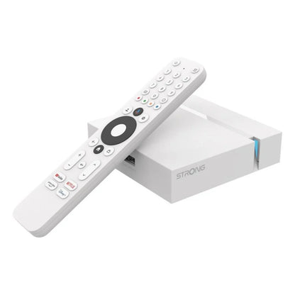 Hvid fjernbetjening ovenpå Strong LEAP-S3+V2 4K Google TV-boks streaming-enhed.