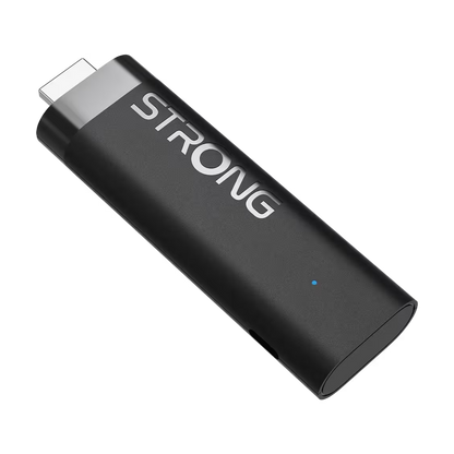 Strong LEAP-NOVA 4K Google TV Stick 32GB sort, blå indikatorlys, vises fra vinkel.