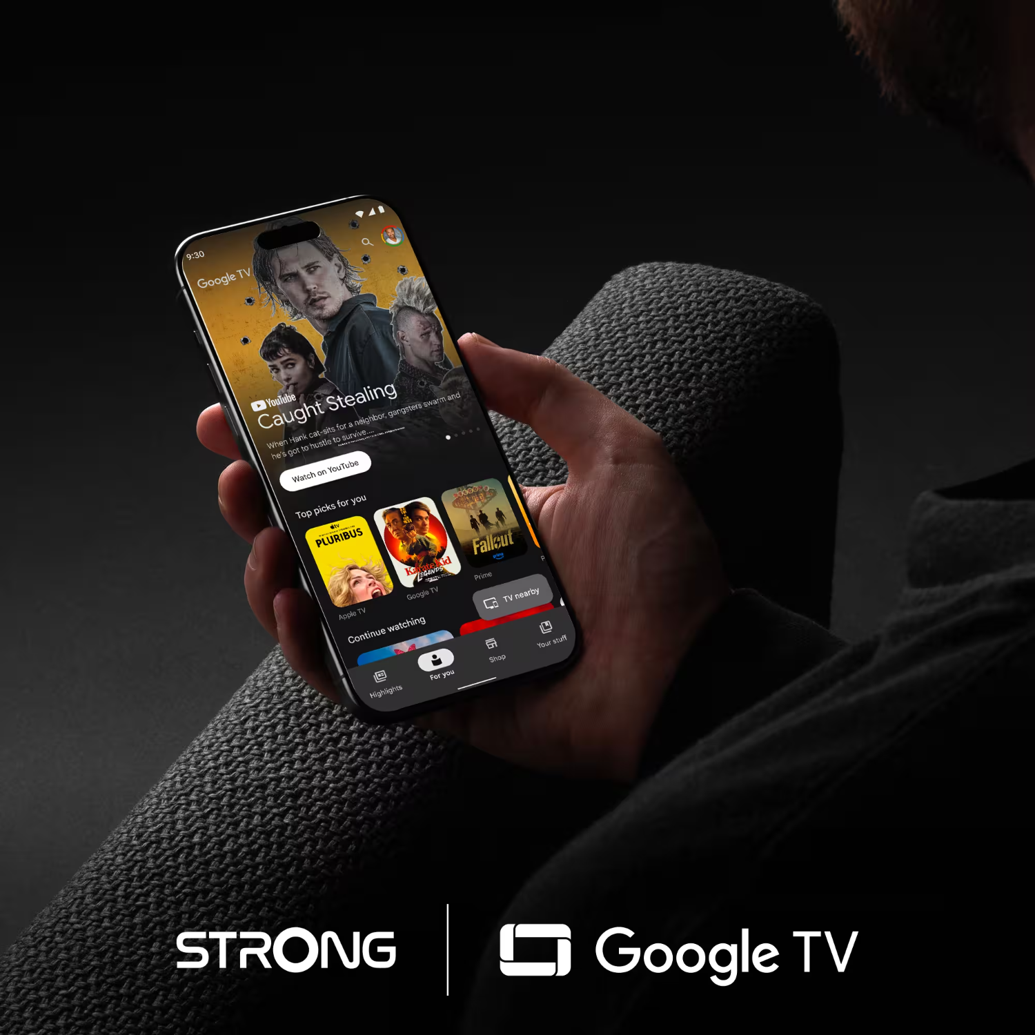 Google TV app med filmvisning på smartphone, Strong LEAP-NOVA 4K Google TV Stick 32 GB logo synligt nederst.