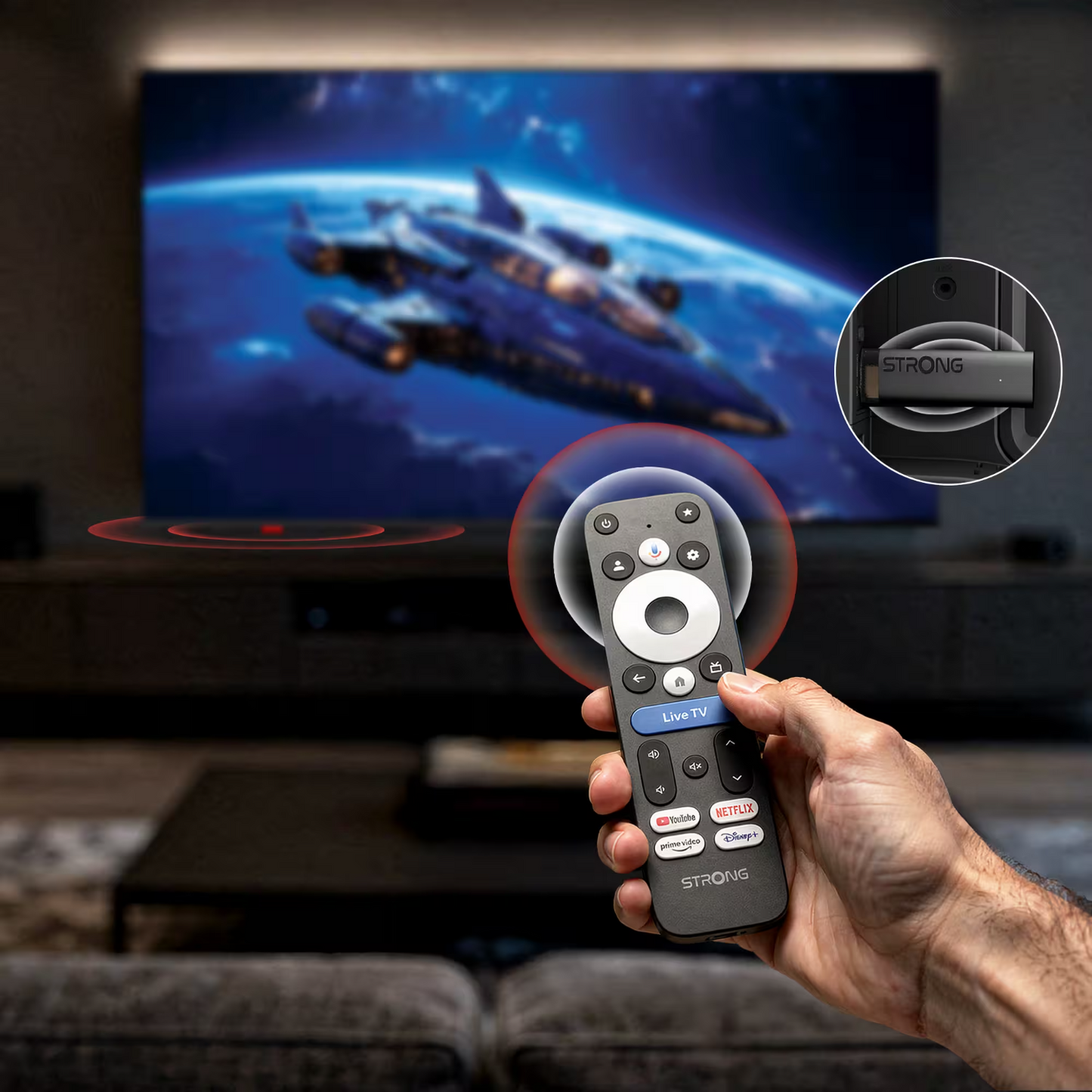 Strong LEAP-NOVA 4K Google TV Stick 32 GB fjernbetjening, vises foran TV; nærbillede af batterirum på højre side.