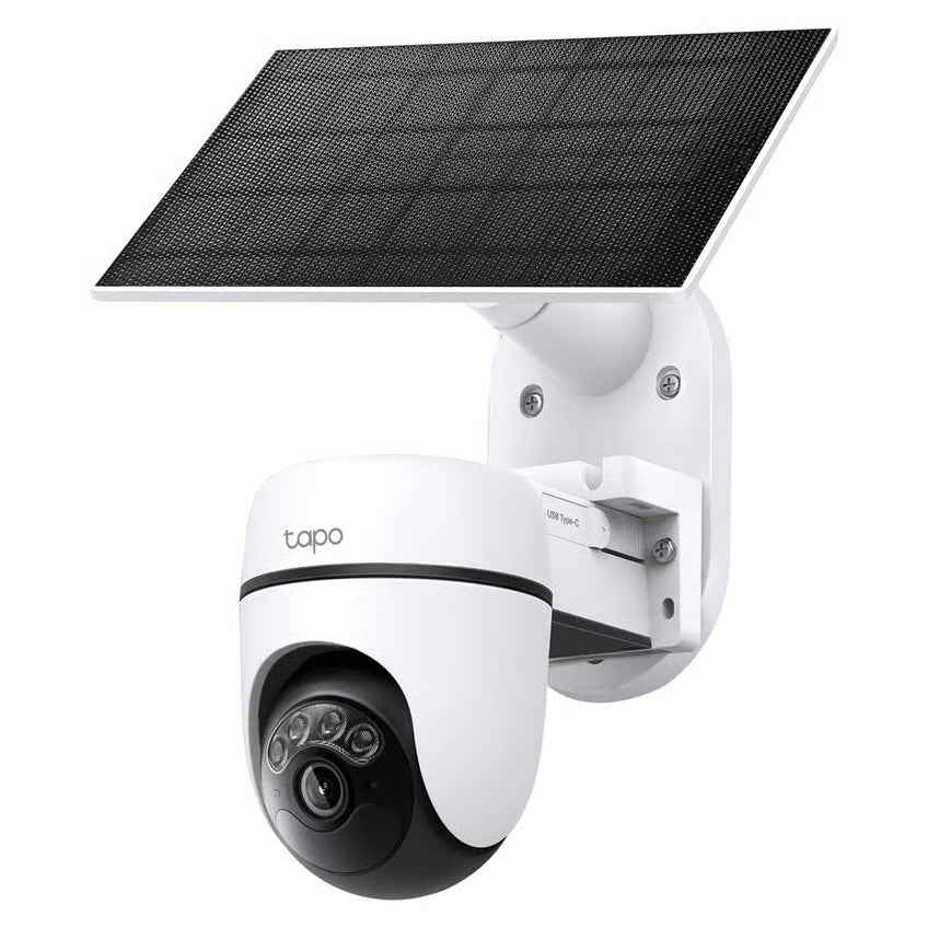 TP-LINK Tapo C610 solcelledrevet pan/tilt-overvågningskamera monteret på væggen med et sort solcellepanel ovenover.