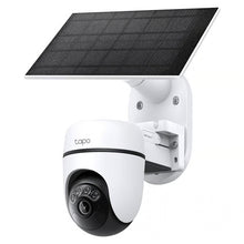 TP-LINK Tapo C610 solcelledrevet pan/tilt-overvågningskamera monteret på væggen med et sort solcellepanel ovenover.