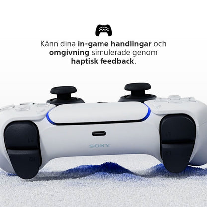 Sony DualSense V3 trådløs controller sort, svensk tekst om haptisk feedback og spilhåndtering synlig over controlleren.