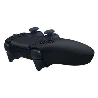 Sony DualSense V3 trådløs controller sort med knapper, joysticks, triggers og USB-C port vises fra vinkel.