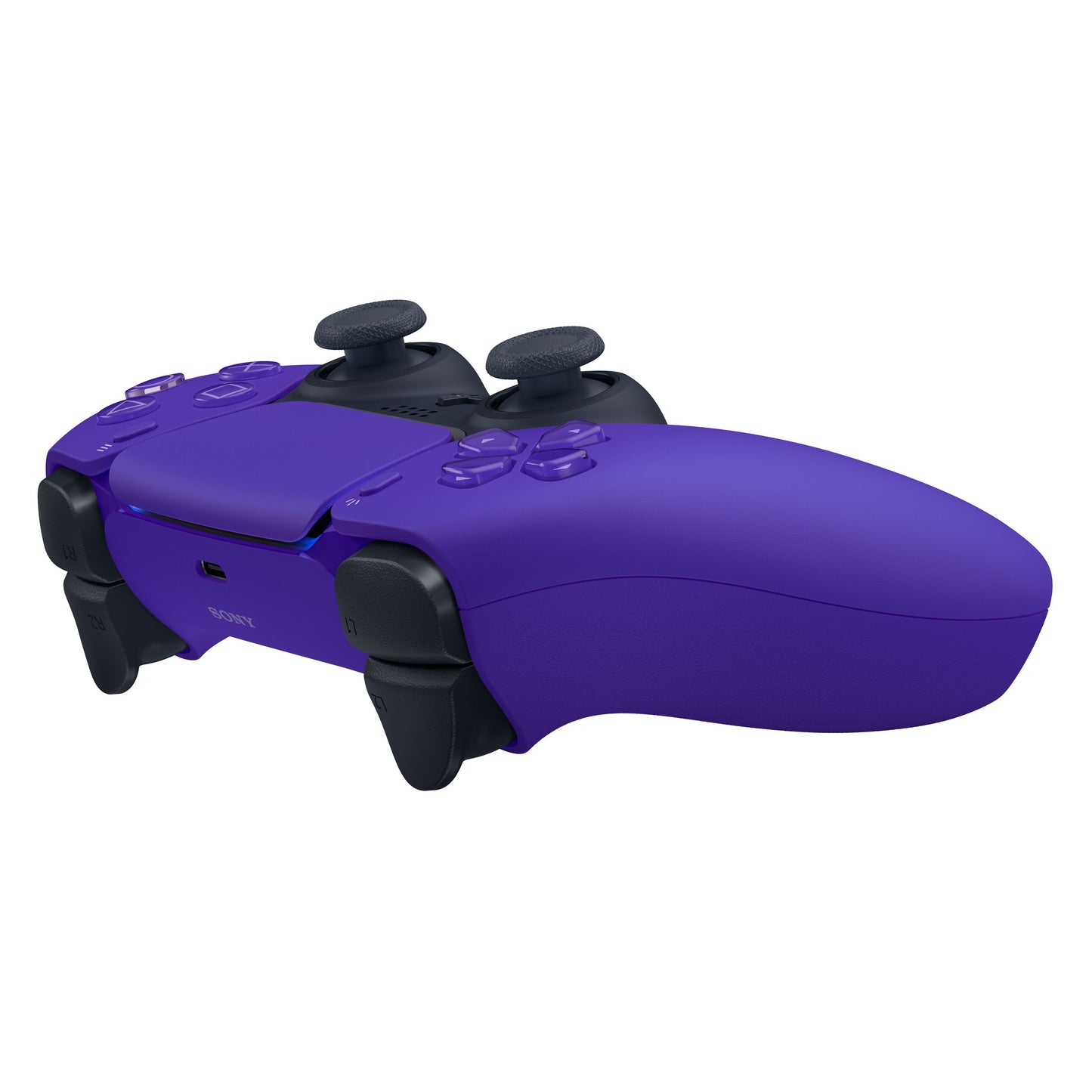 Sony DualSense V3 trådløs controller lilla, set fra vinkel med fokus på højre greb, ansigtsknapper, analoge sticks og triggere.