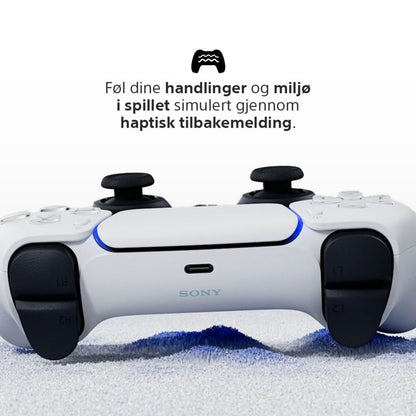 Sony DualSense V3 trådløs PS5-controller i blå, på tekstureret overflade med norsk info om haptisk feedback.
