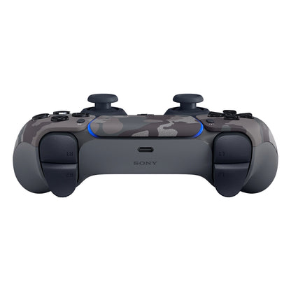 PlayStation 5 DualSense V3 trådløs controller Grey Camo sæt forfra med camouflage-design, analoge pinde, knapper og USB-port.