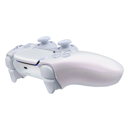 Sony DualSense V3 Trådløs controller Chroma Pearl, viser knapper, analoge pinde og udløsere i skråt perspektiv.