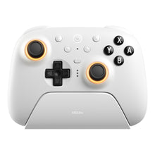 8Bitdo Ultimate 2 Bluetooth Controller hvid med sorte A/B/X/Y-knapper, Hall Effect-triggere, sort D-pad og opladningsdock.