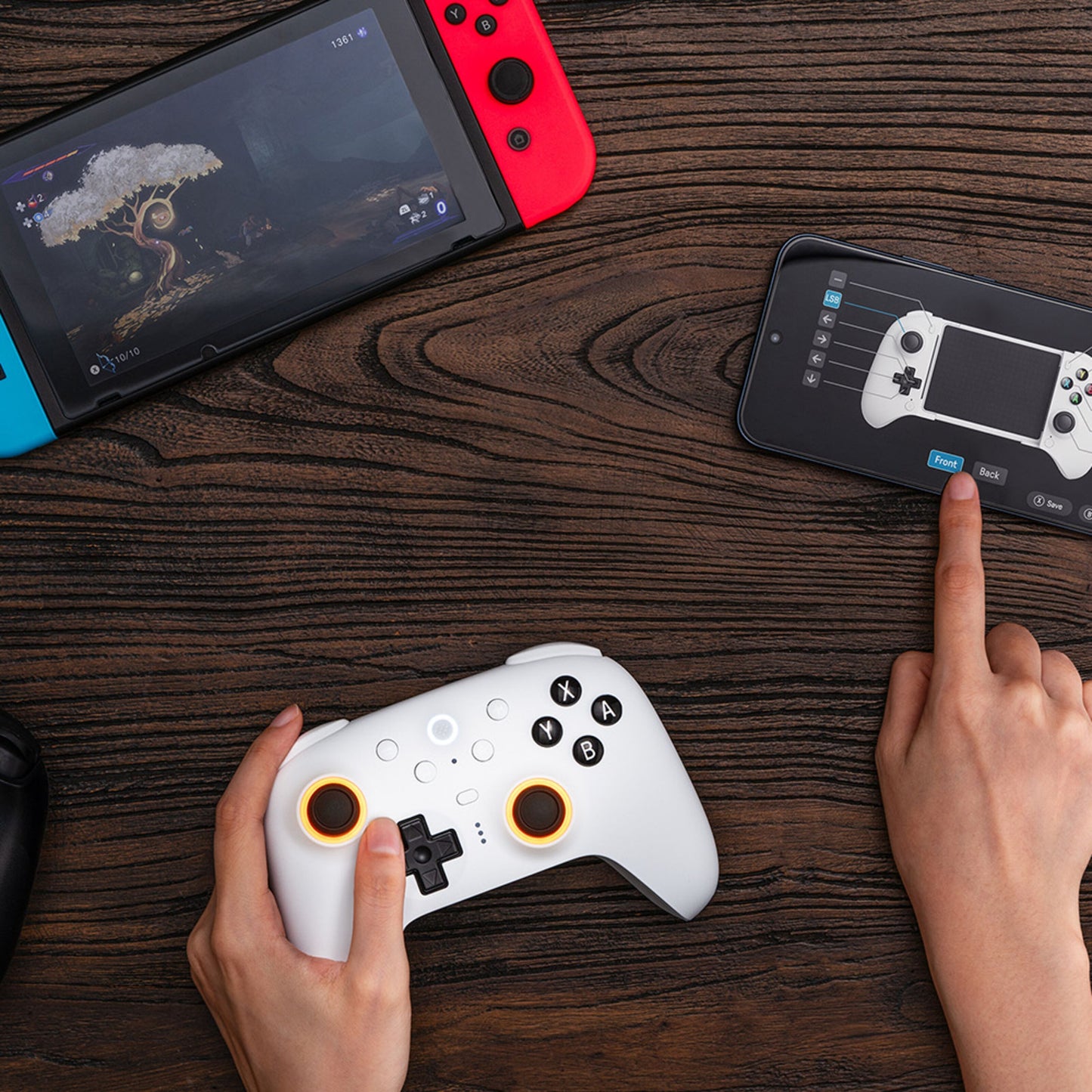 8Bitdo Ultimate 2 Bluetooth Controller hvid, Nintendo Switch med rød og blå Joy-Con og hvid Switch-controller.