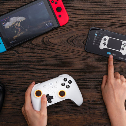 8Bitdo Ultimate 2 Bluetooth Controller hvid, Nintendo Switch med rød og blå Joy-Con og hvid Switch-controller.