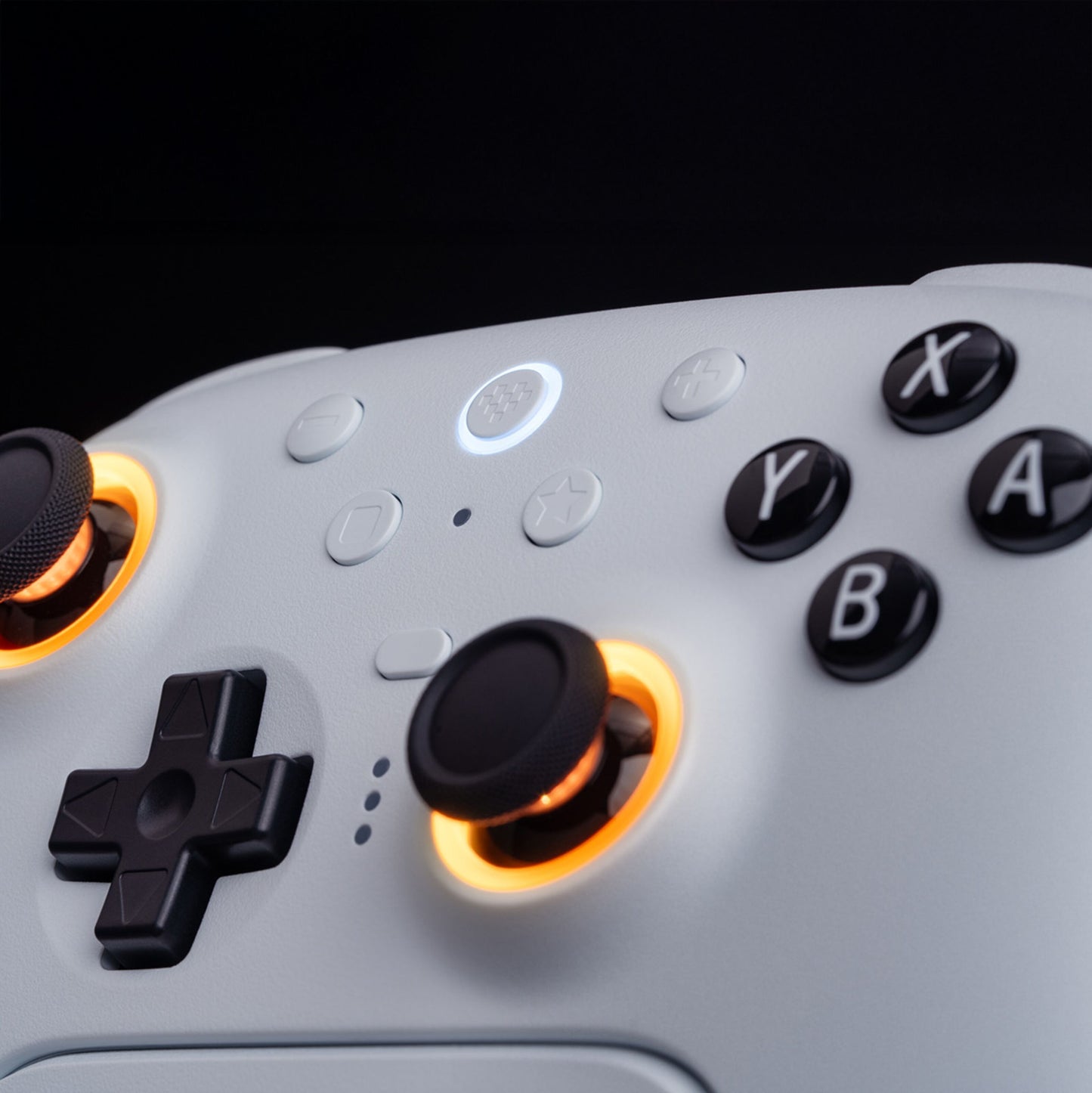 8Bitdo Ultimate 2 Bluetooth Controller Hvid med orange joystickringe, Hall Effect-triggere og sorte X, Y, B, A knapper.