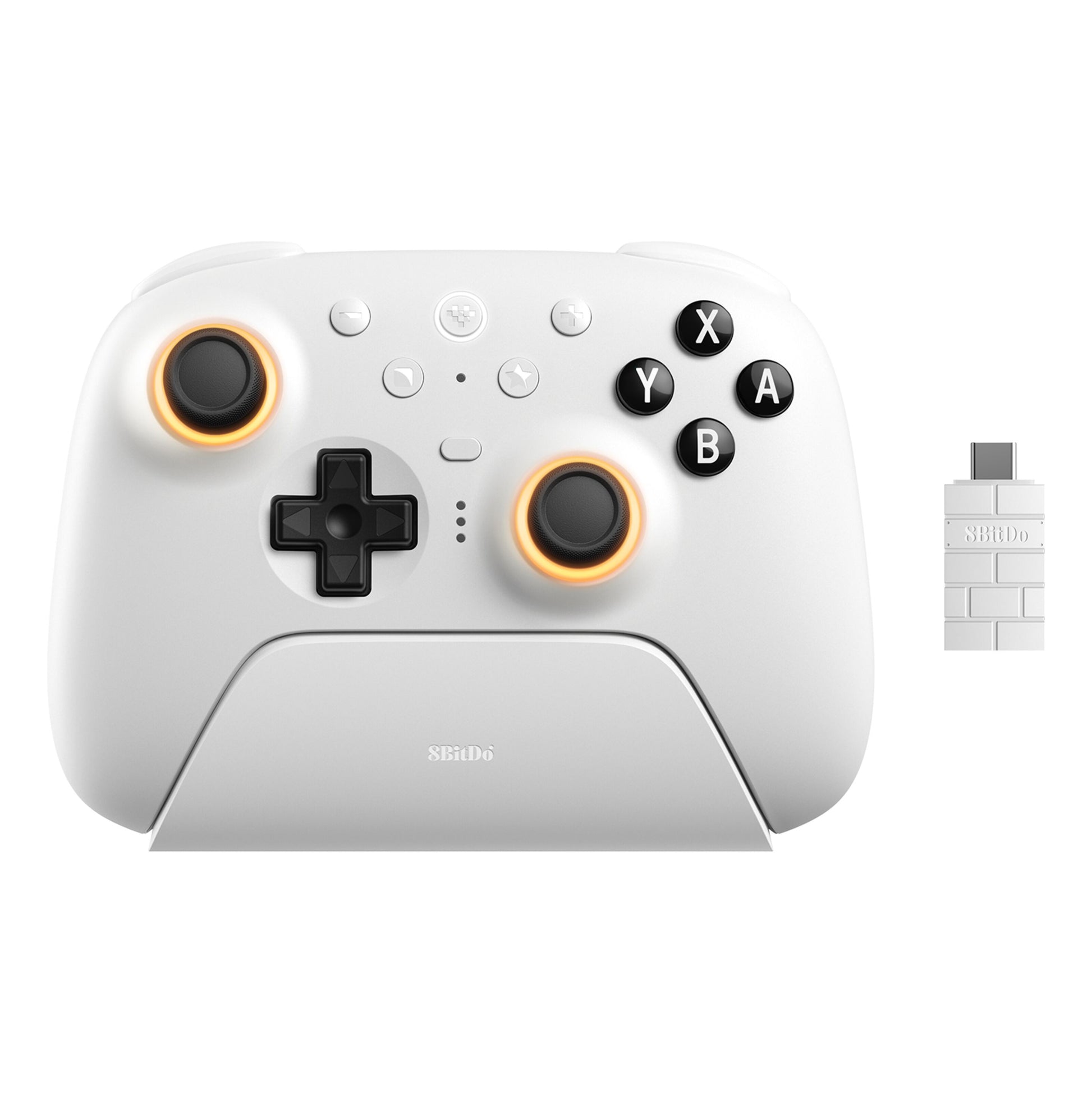 8Bitdo Ultimate 2 Bluetooth Controller Hvid med sorte knapper, orange detaljer, Hall Effect triggers og USB-dongle ved siden af.