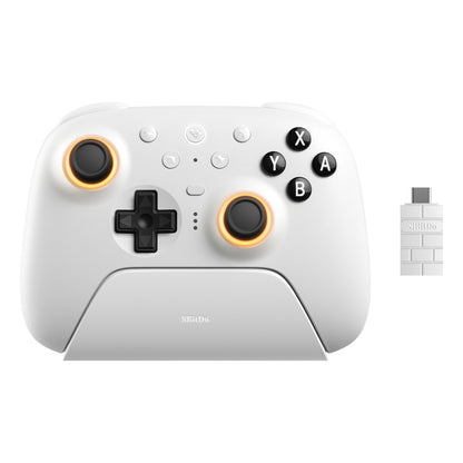 8Bitdo Ultimate 2 Bluetooth Controller Hvid med sorte knapper, orange detaljer, Hall Effect triggers og USB-dongle ved siden af.