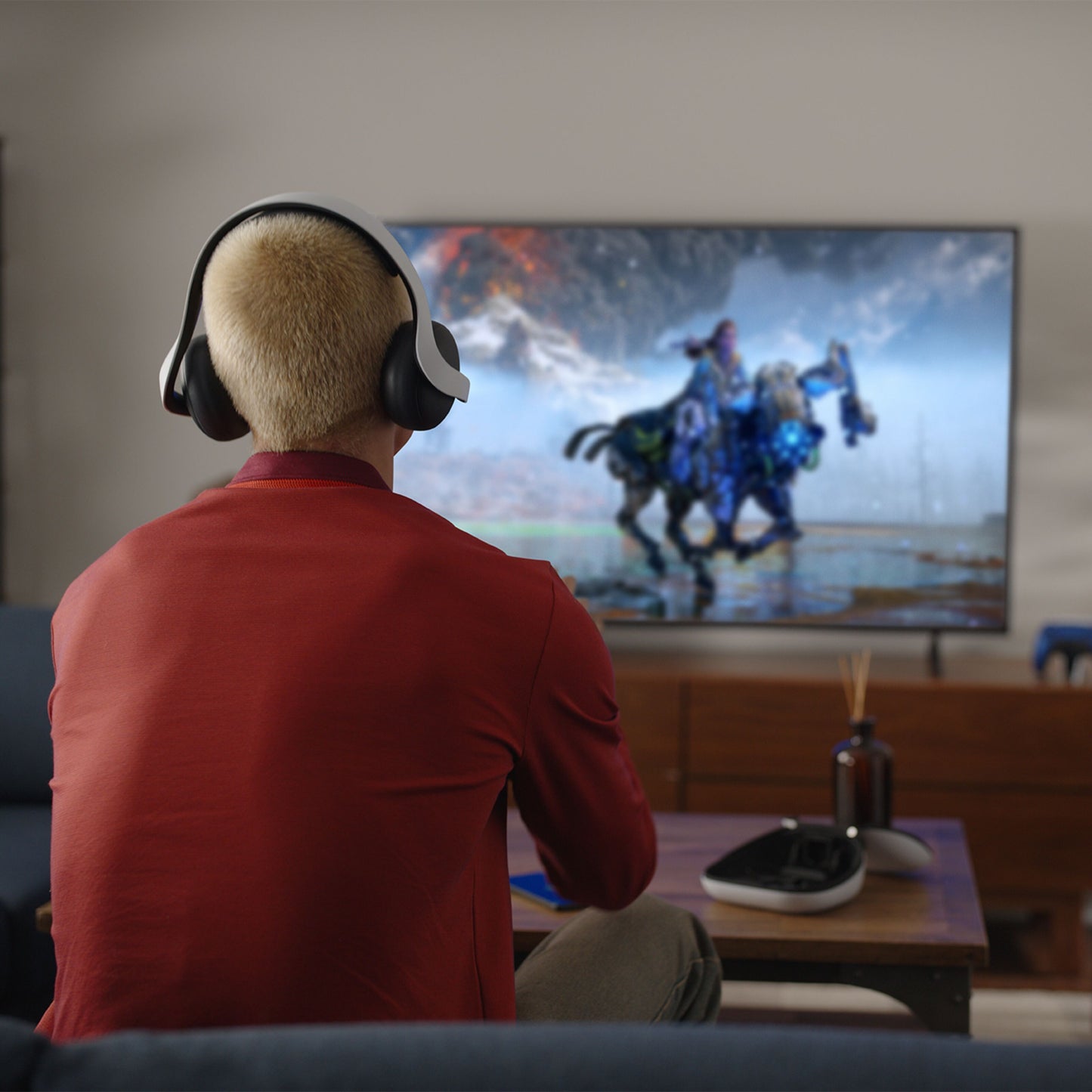 PlayStation 5 Slim Digital Edition 825 GB i brug, controller ved siden af, spil vises på TV-skærm.