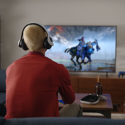 PlayStation 5 Slim Digital Edition 825 GB i brug, controller ved siden af, spil vises på TV-skærm.