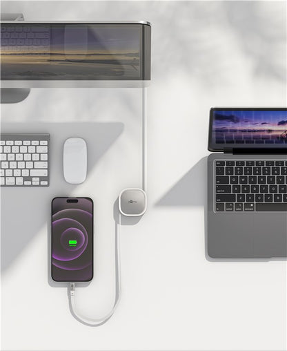 Goobay Selvoprullende USB-C-kabel 1 m hvid/sølv til opladning/data synlig tilsluttet smartphone på skrivebord med laptop.